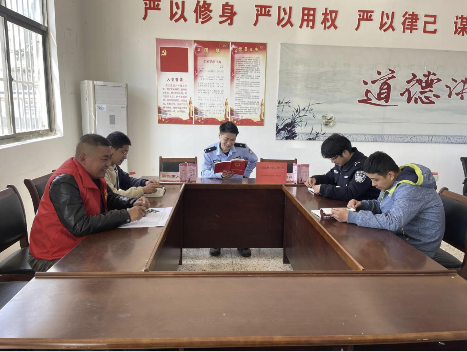 陈海峰：扎根社区办实事 倾心服务暖民心